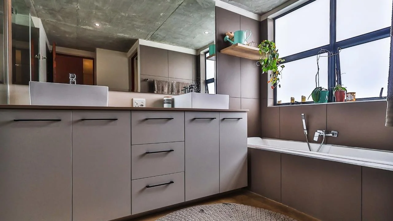 A STRIKING INDUSTRIAL-MODERN HOME WITH A PRIME MIDSTREAM RIDGE LOCATION, MOMENTS FROM AN  ACCESS GATE