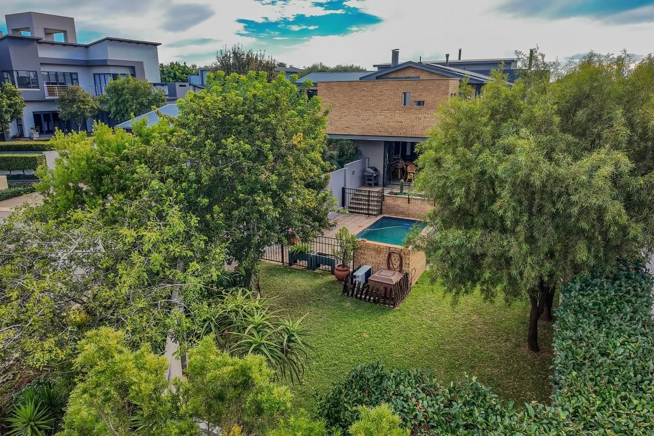A STRIKING INDUSTRIAL-MODERN HOME IN  A PRIME MIDSTREAM RIDGE LOCATION, MOMENTS FROM AN  ACCESS GATE