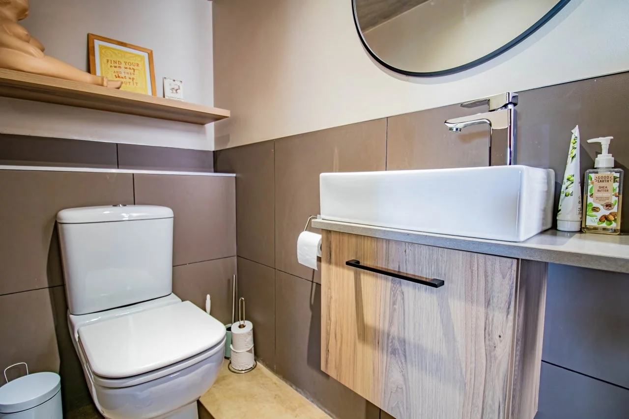 A STRIKING INDUSTRIAL-MODERN HOME IN  A PRIME MIDSTREAM RIDGE LOCATION, MOMENTS FROM AN  ACCESS GATE