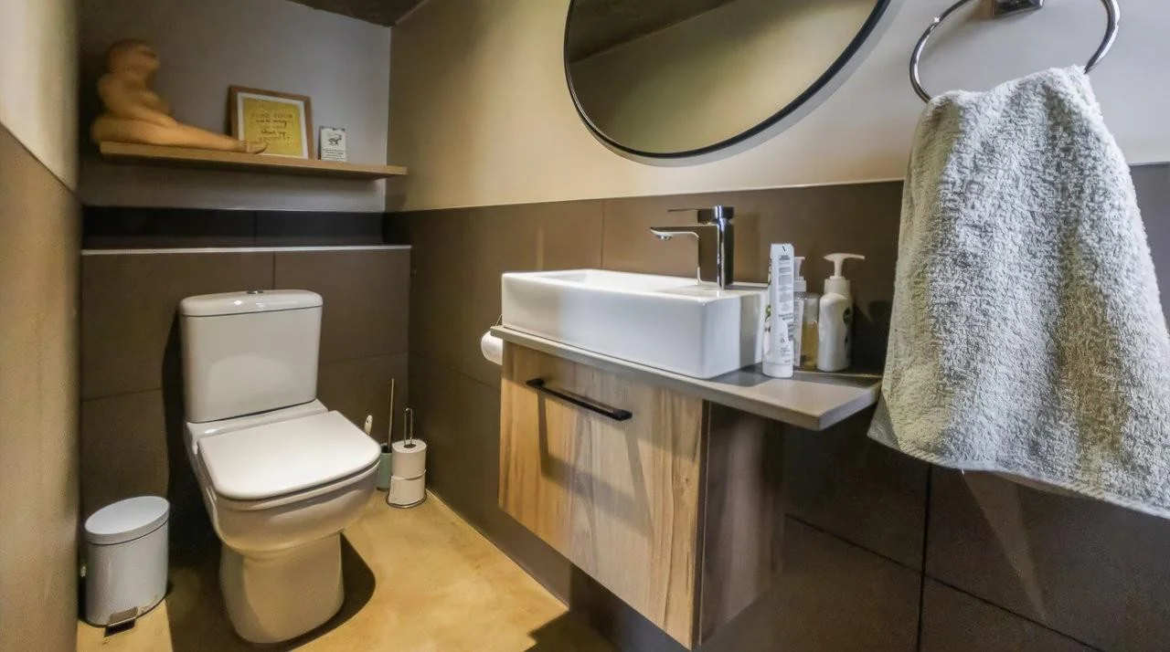 A STRIKING INDUSTRIAL-MODERN HOME IN  A PRIME MIDSTREAM RIDGE LOCATION, MOMENTS FROM AN  ACCESS GATE