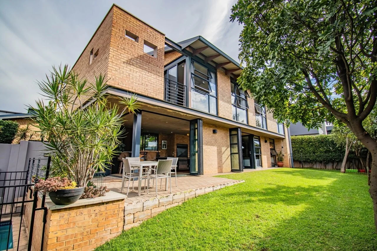 A STRIKING INDUSTRIAL-MODERN HOME IN  A PRIME MIDSTREAM RIDGE LOCATION, MOMENTS FROM AN  ACCESS GATE