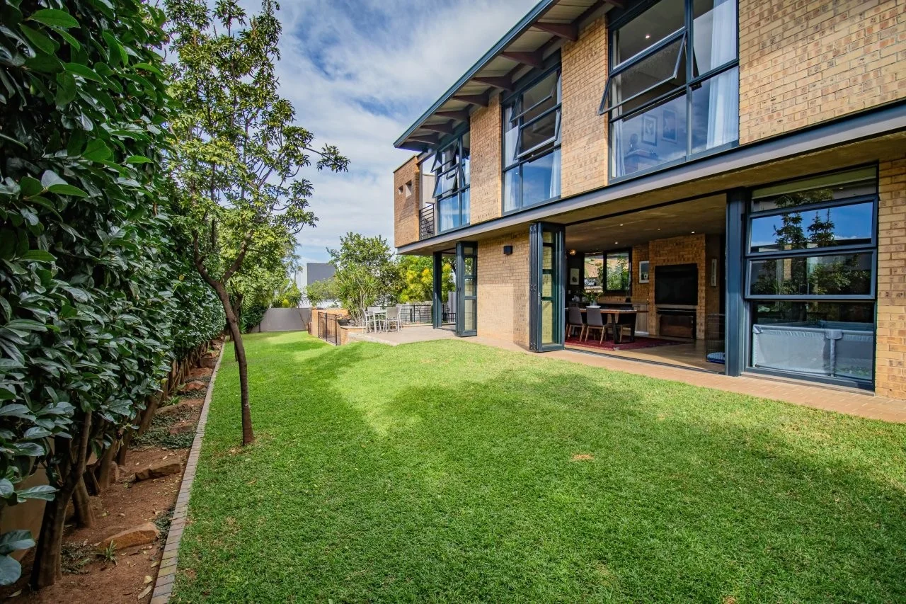 A STRIKING INDUSTRIAL-MODERN HOME IN  A PRIME MIDSTREAM RIDGE LOCATION, MOMENTS FROM AN  ACCESS GATE