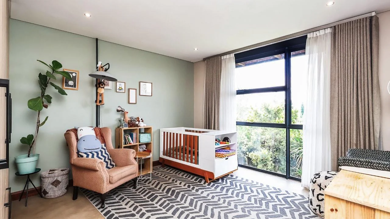 A STRIKING INDUSTRIAL-MODERN HOME WITH A PRIME MIDSTREAM RIDGE LOCATION, MOMENTS FROM AN  ACCESS GATE