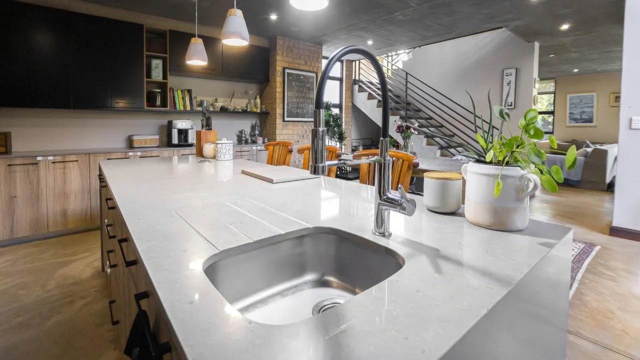 A STRIKING INDUSTRIAL-MODERN HOME IN  A PRIME MIDSTREAM RIDGE LOCATION, MOMENTS FROM AN  ACCESS GATE