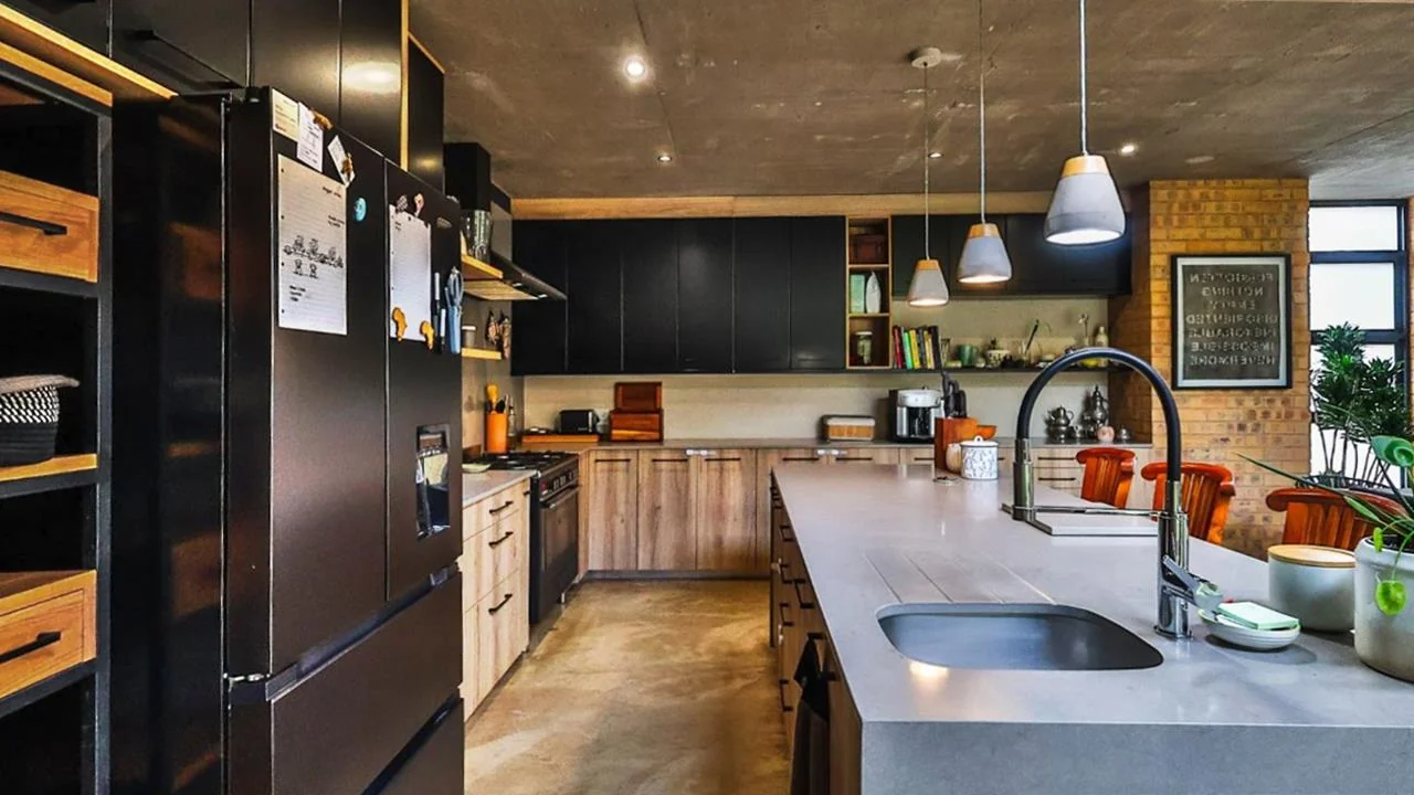 A STRIKING INDUSTRIAL-MODERN HOME WITH A PRIME MIDSTREAM RIDGE LOCATION, MOMENTS FROM AN  ACCESS GATE