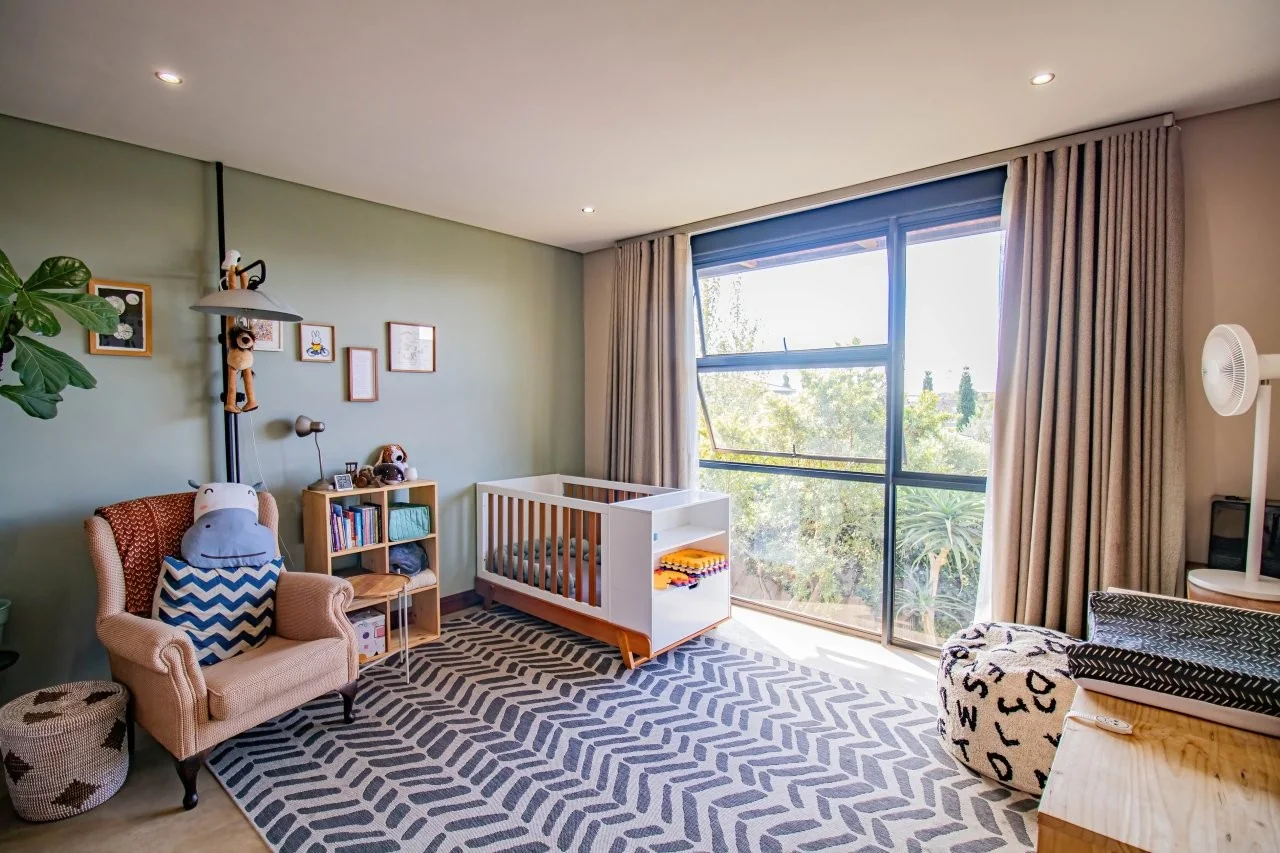 A STRIKING INDUSTRIAL-MODERN HOME IN  A PRIME MIDSTREAM RIDGE LOCATION, MOMENTS FROM AN  ACCESS GATE