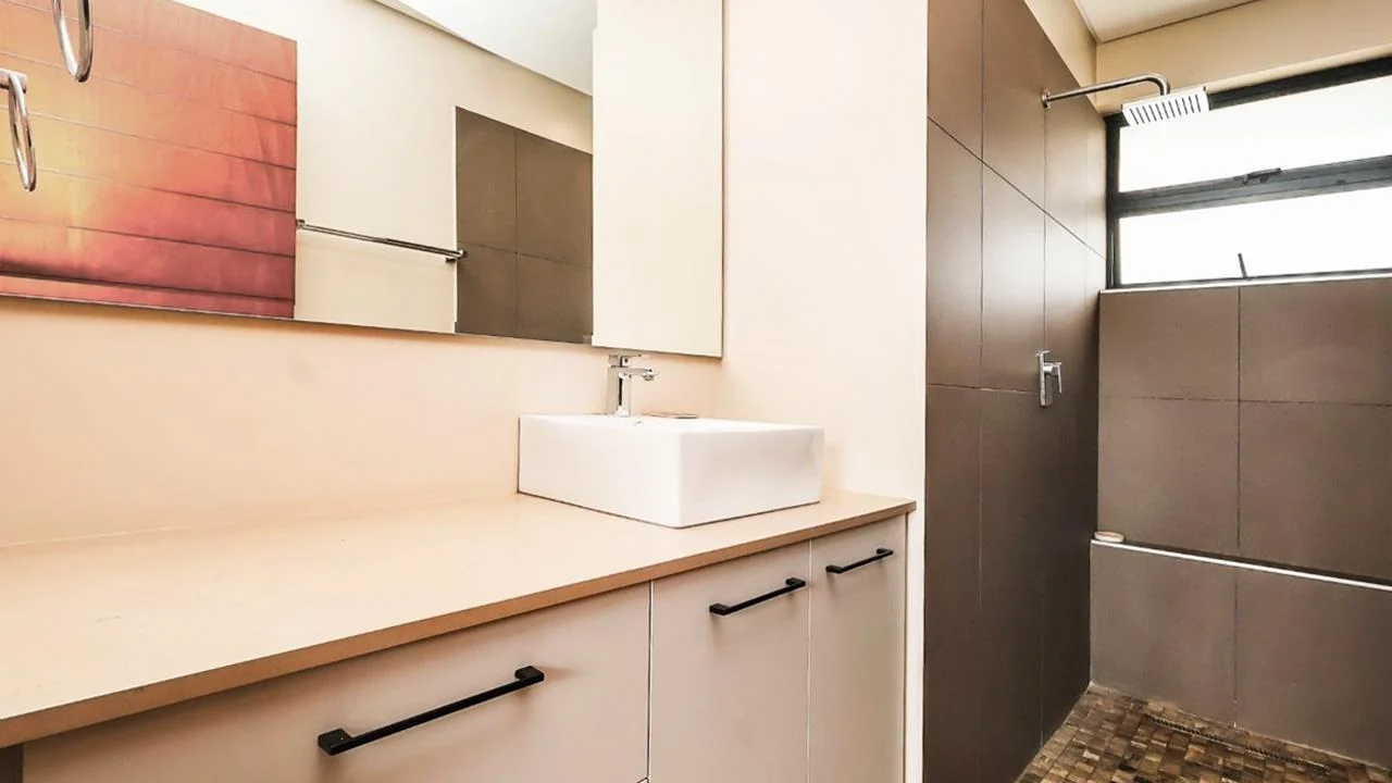 A STRIKING INDUSTRIAL-MODERN HOME WITH A PRIME MIDSTREAM RIDGE LOCATION, MOMENTS FROM AN  ACCESS GATE