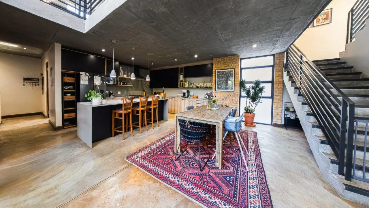 A STRIKING INDUSTRIAL-MODERN HOME IN  A PRIME MIDSTREAM RIDGE LOCATION, MOMENTS FROM AN  ACCESS GATE