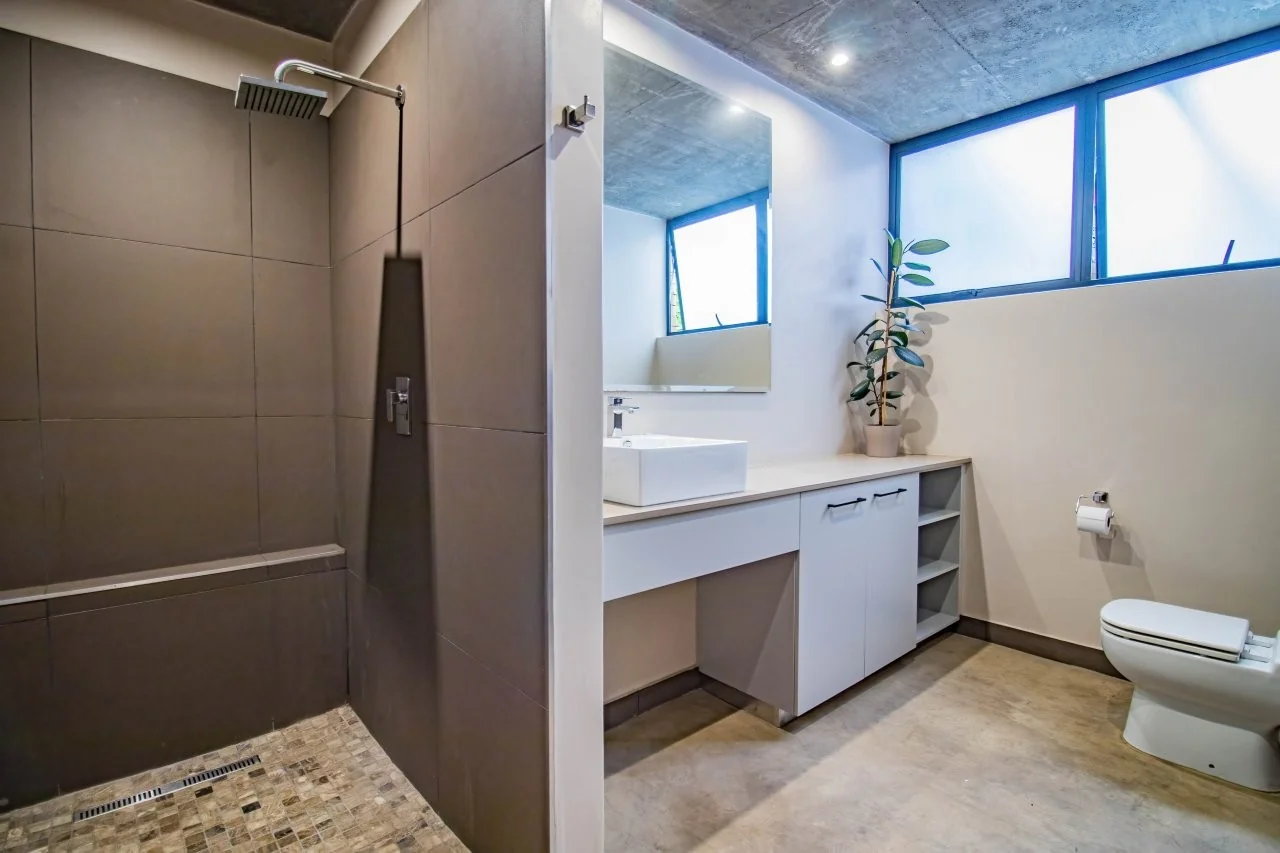 A STRIKING INDUSTRIAL-MODERN HOME IN  A PRIME MIDSTREAM RIDGE LOCATION, MOMENTS FROM AN  ACCESS GATE