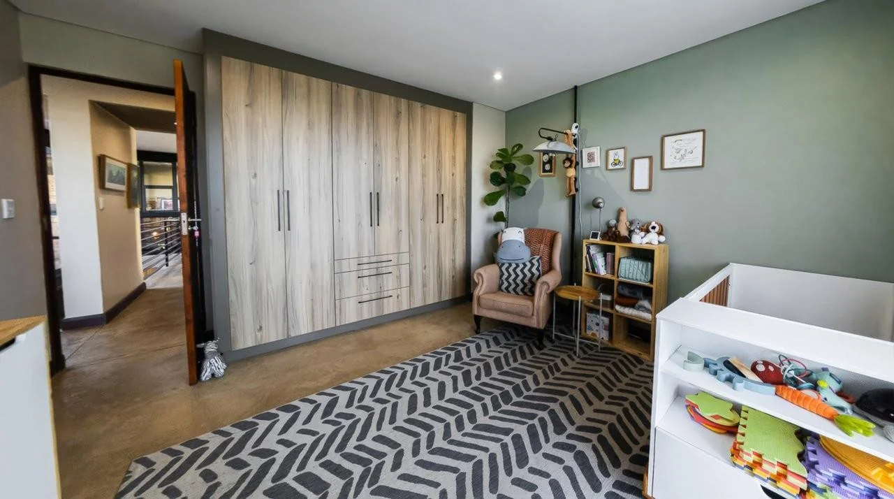 A STRIKING INDUSTRIAL-MODERN HOME IN  A PRIME MIDSTREAM RIDGE LOCATION, MOMENTS FROM AN  ACCESS GATE