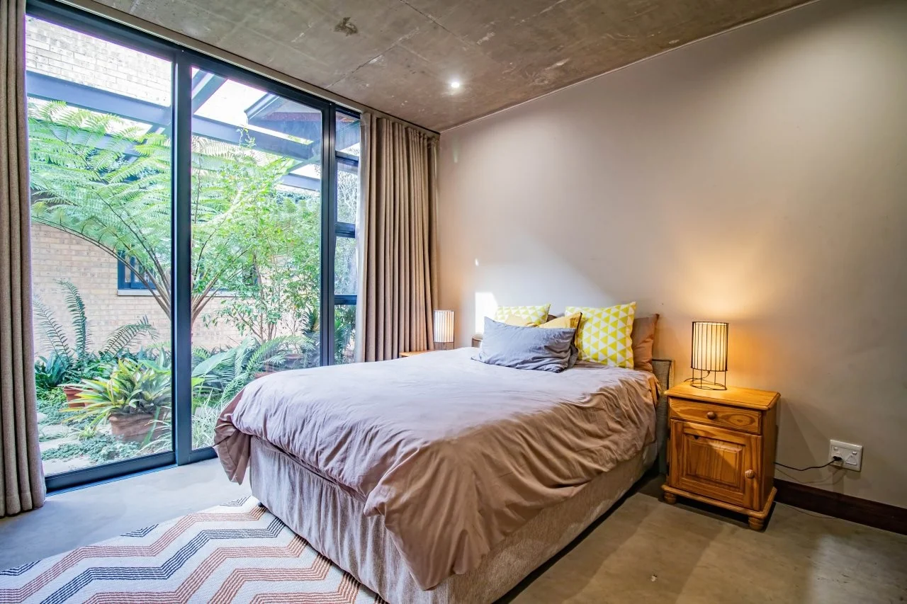 A STRIKING INDUSTRIAL-MODERN HOME IN  A PRIME MIDSTREAM RIDGE LOCATION, MOMENTS FROM AN  ACCESS GATE