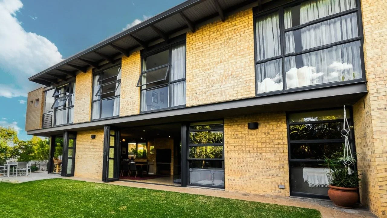A STRIKING INDUSTRIAL-MODERN HOME IN  A PRIME MIDSTREAM RIDGE LOCATION, MOMENTS FROM AN  ACCESS GATE