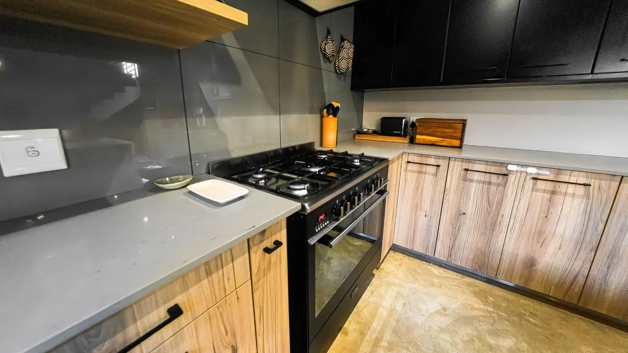 A STRIKING INDUSTRIAL-MODERN HOME IN  A PRIME MIDSTREAM RIDGE LOCATION, MOMENTS FROM AN  ACCESS GATE