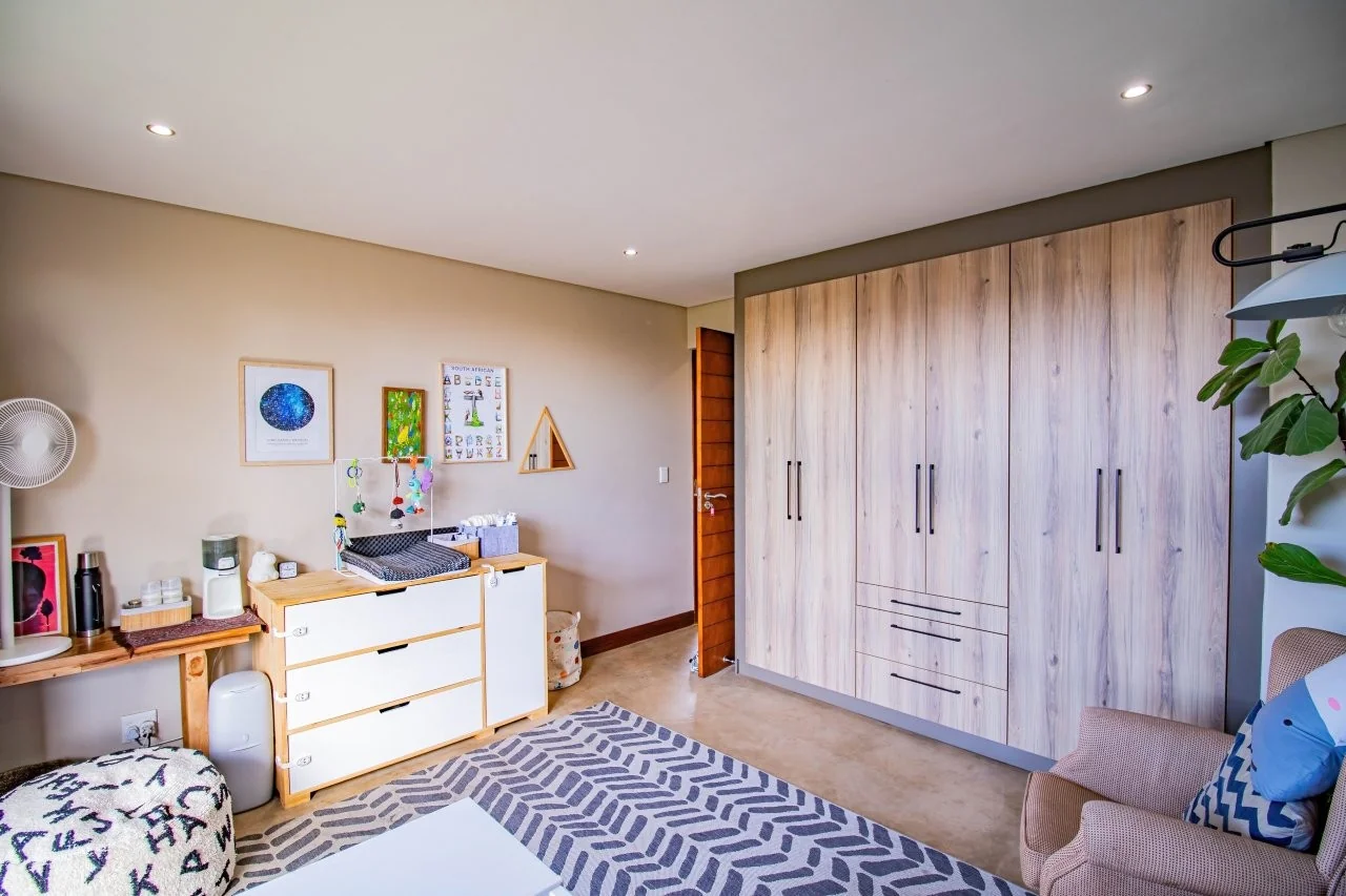 A STRIKING INDUSTRIAL-MODERN HOME IN  A PRIME MIDSTREAM RIDGE LOCATION, MOMENTS FROM AN  ACCESS GATE