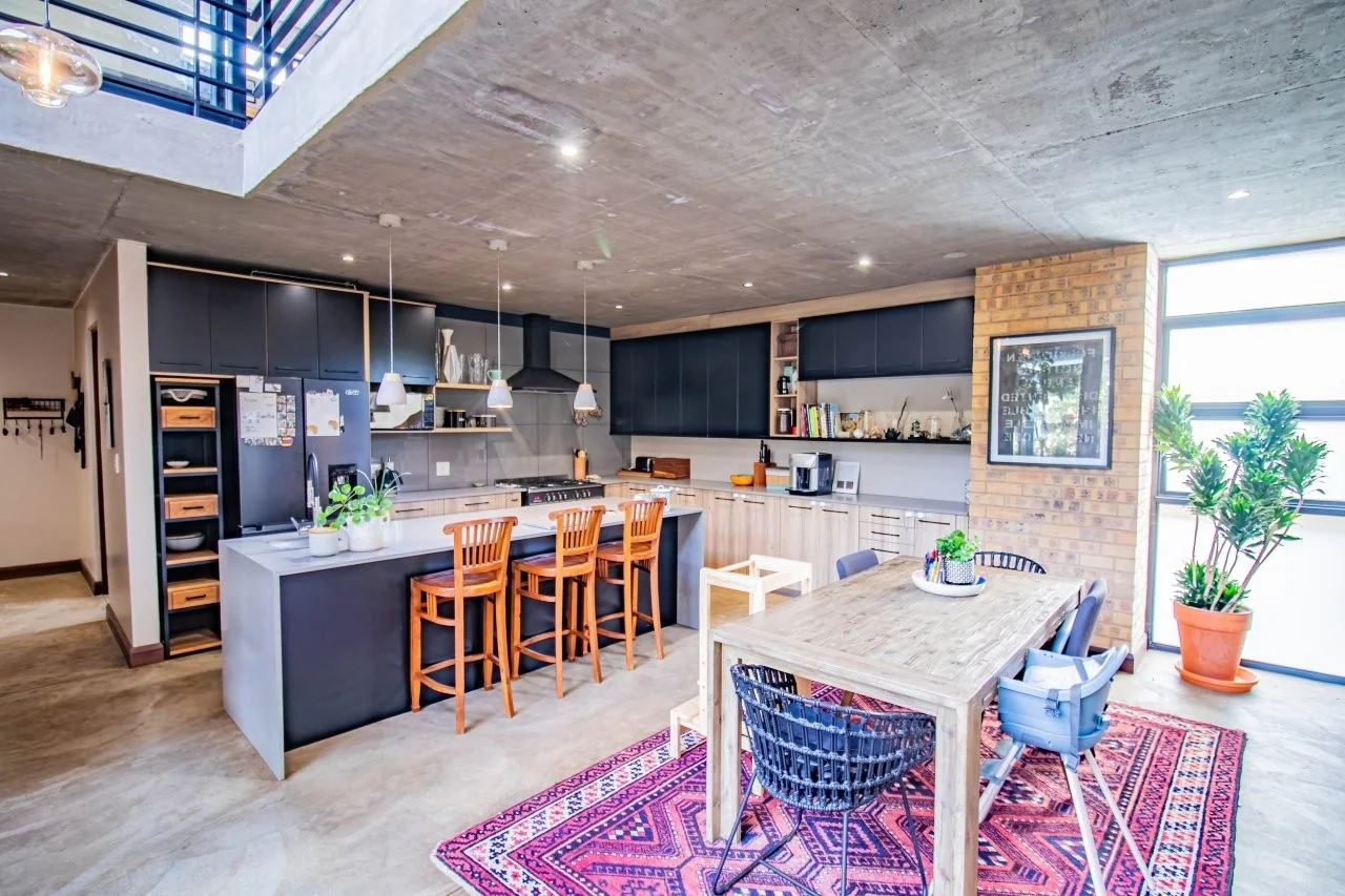 A STRIKING INDUSTRIAL-MODERN HOME IN  A PRIME MIDSTREAM RIDGE LOCATION, MOMENTS FROM AN  ACCESS GATE