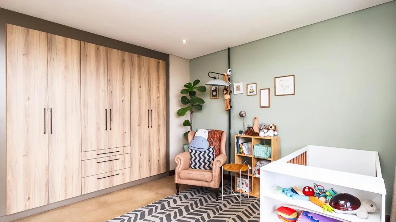 A STRIKING INDUSTRIAL-MODERN HOME WITH A PRIME MIDSTREAM RIDGE LOCATION, MOMENTS FROM AN  ACCESS GATE