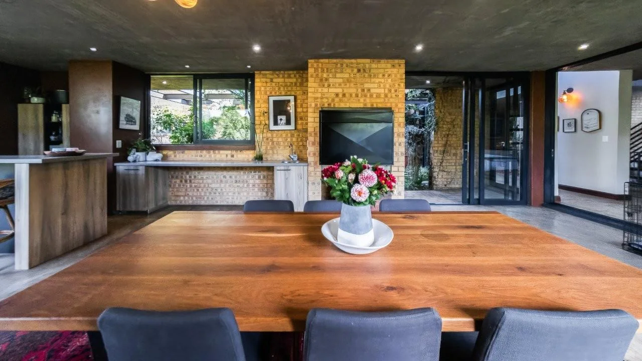 A STRIKING INDUSTRIAL-MODERN HOME IN  A PRIME MIDSTREAM RIDGE LOCATION, MOMENTS FROM AN  ACCESS GATE