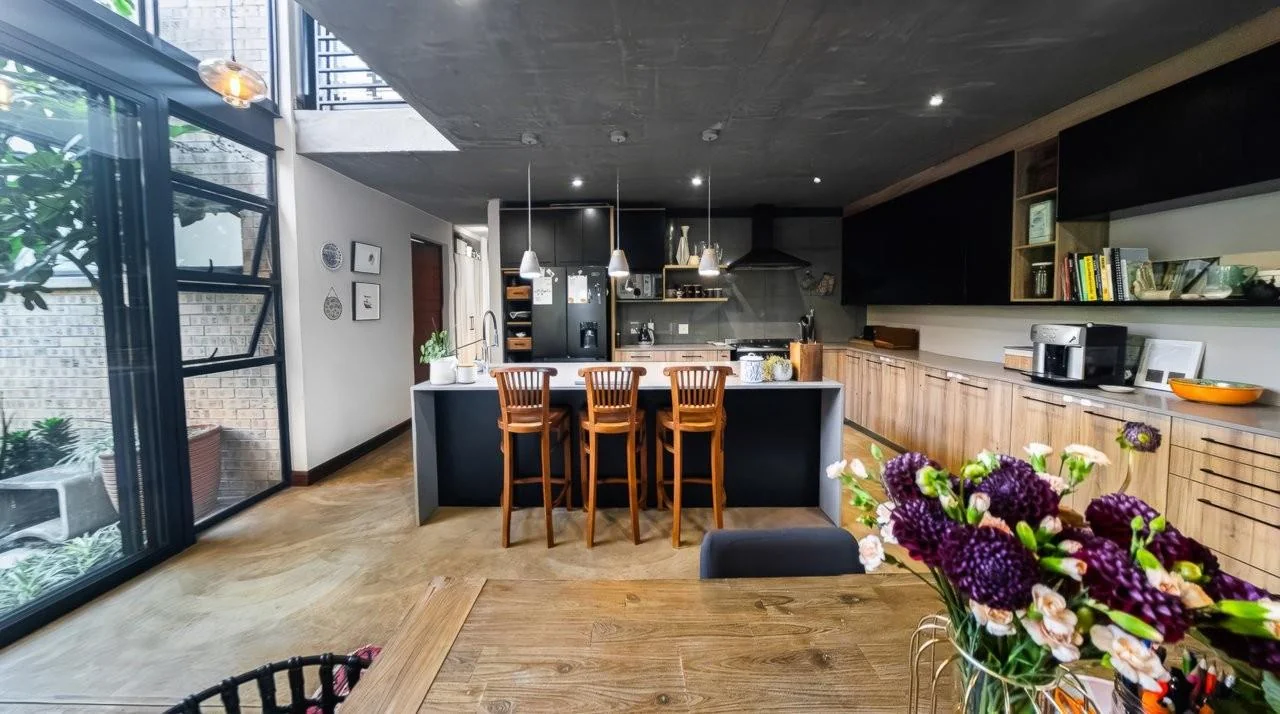 A STRIKING INDUSTRIAL-MODERN HOME IN  A PRIME MIDSTREAM RIDGE LOCATION, MOMENTS FROM AN  ACCESS GATE