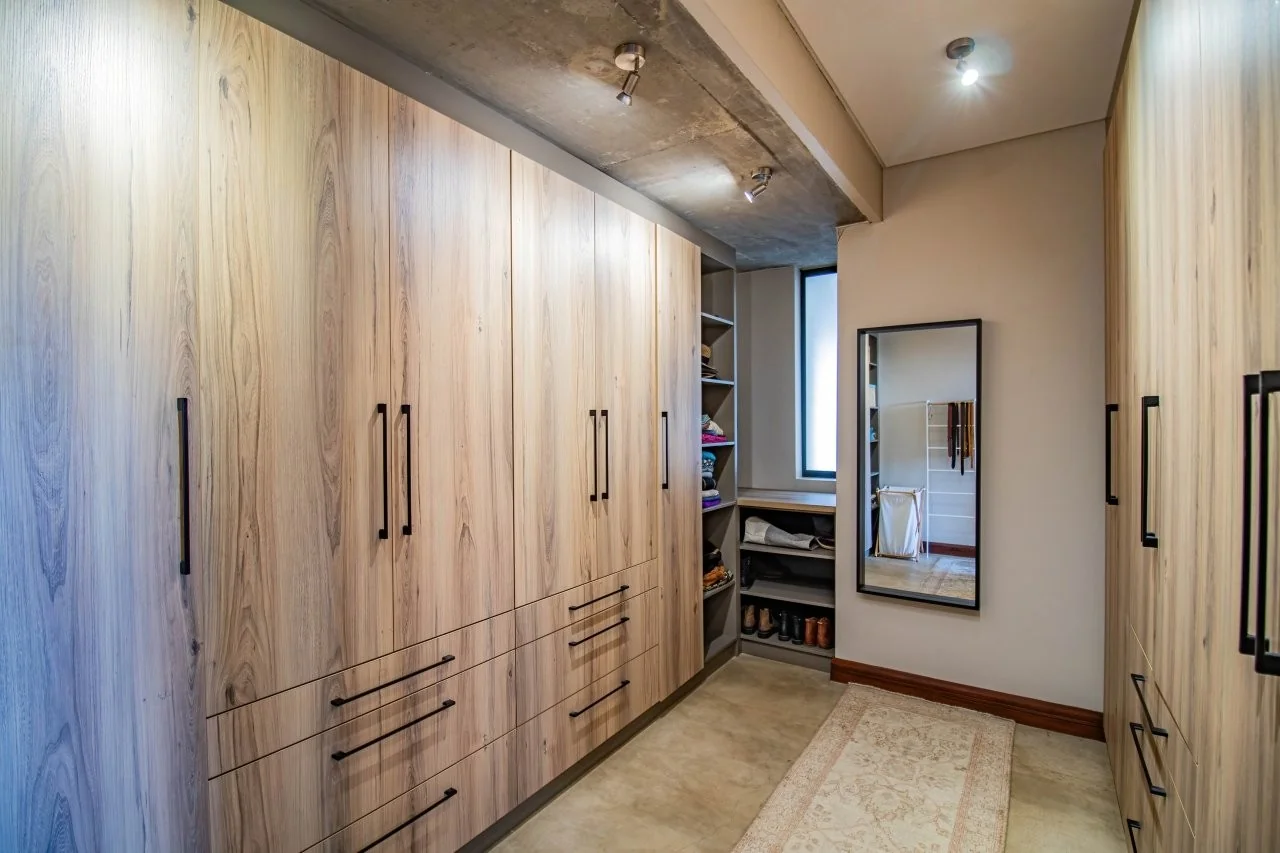 A STRIKING INDUSTRIAL-MODERN HOME IN  A PRIME MIDSTREAM RIDGE LOCATION, MOMENTS FROM AN  ACCESS GATE