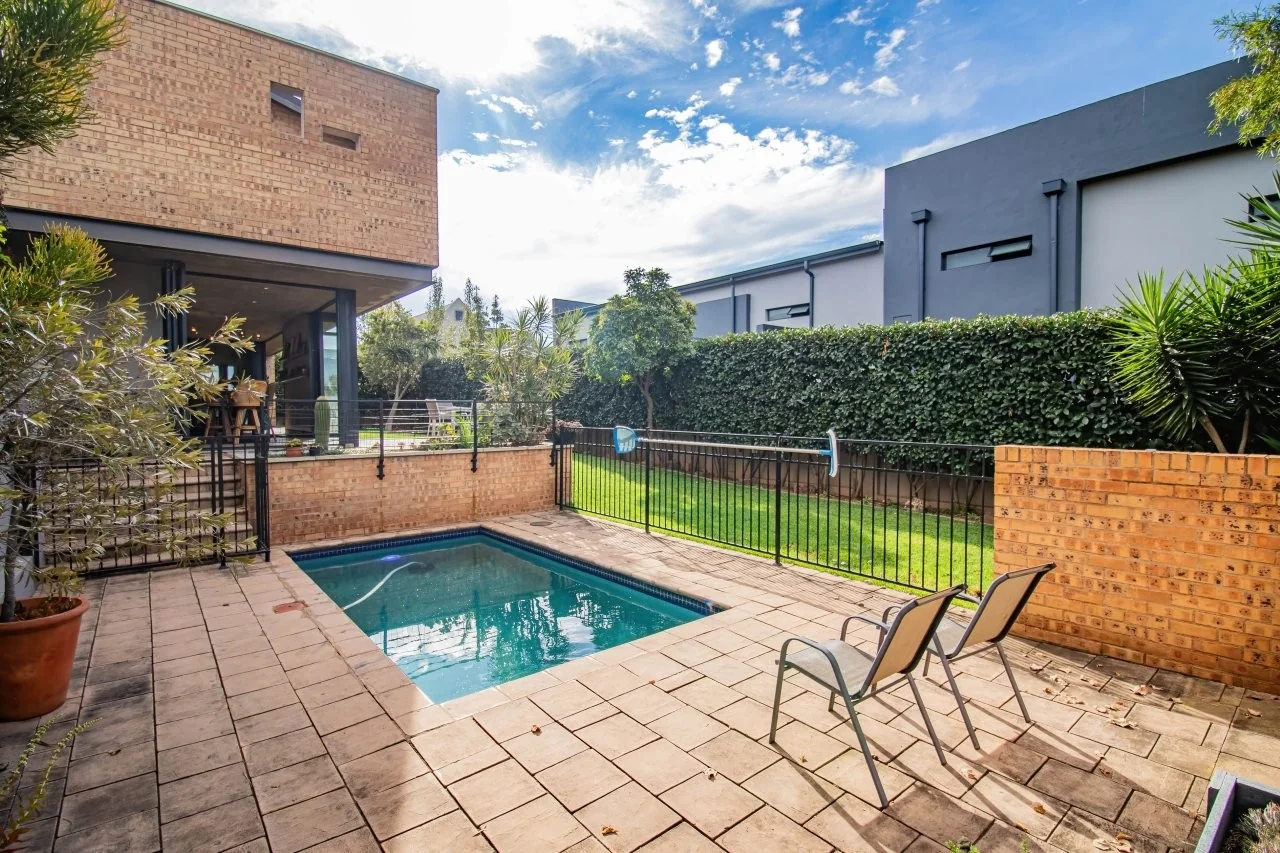 A STRIKING INDUSTRIAL-MODERN HOME IN  A PRIME MIDSTREAM RIDGE LOCATION, MOMENTS FROM AN  ACCESS GATE