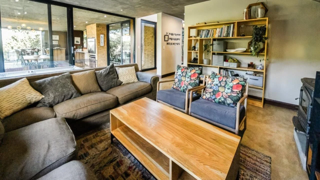 A STRIKING INDUSTRIAL-MODERN HOME IN  A PRIME MIDSTREAM RIDGE LOCATION, MOMENTS FROM AN  ACCESS GATE