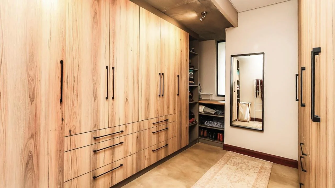 A STRIKING INDUSTRIAL-MODERN HOME WITH A PRIME MIDSTREAM RIDGE LOCATION, MOMENTS FROM AN  ACCESS GATE