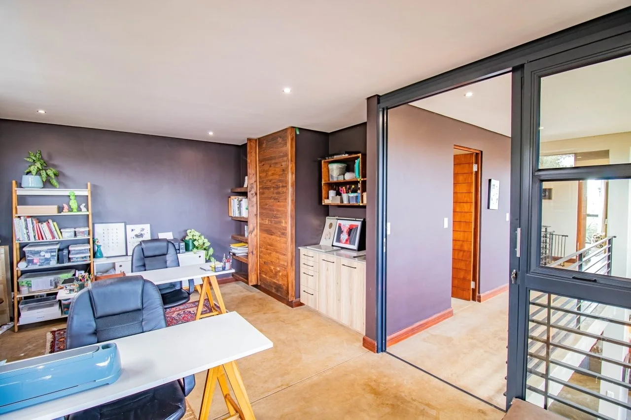 A STRIKING INDUSTRIAL-MODERN HOME IN  A PRIME MIDSTREAM RIDGE LOCATION, MOMENTS FROM AN  ACCESS GATE