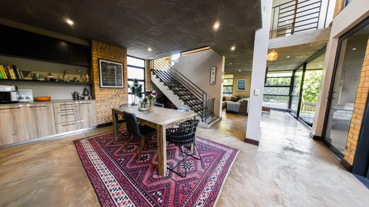 A STRIKING INDUSTRIAL-MODERN HOME IN  A PRIME MIDSTREAM RIDGE LOCATION, MOMENTS FROM AN  ACCESS GATE