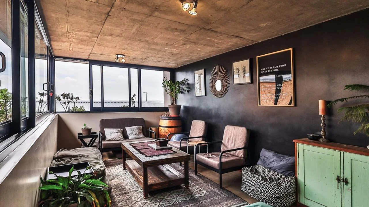 A STRIKING INDUSTRIAL-MODERN HOME WITH A PRIME MIDSTREAM RIDGE LOCATION, MOMENTS FROM AN  ACCESS GATE