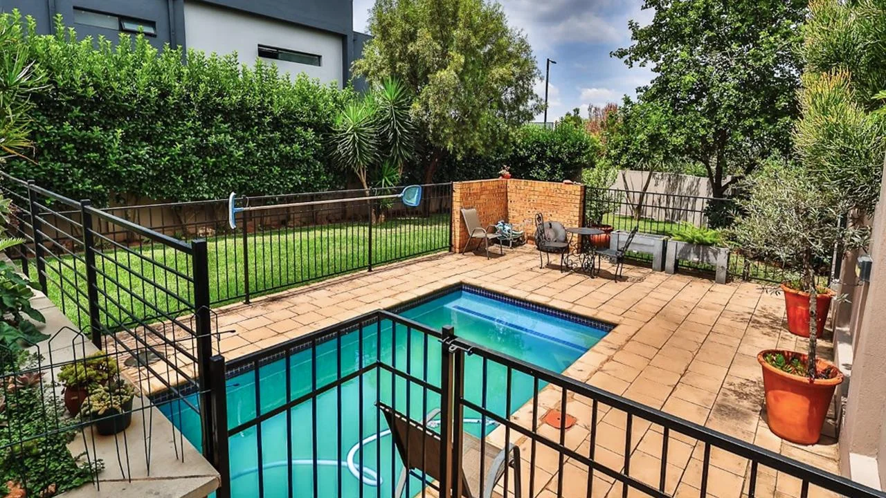 A STRIKING INDUSTRIAL-MODERN HOME WITH A PRIME MIDSTREAM RIDGE LOCATION, MOMENTS FROM AN  ACCESS GATE