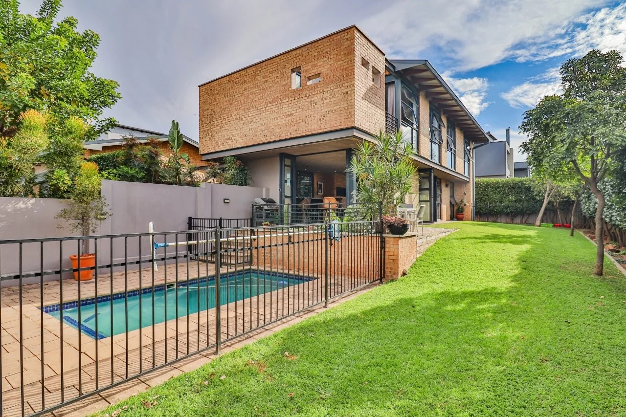 A STRIKING INDUSTRIAL-MODERN HOME IN  A PRIME MIDSTREAM RIDGE LOCATION, MOMENTS FROM AN  ACCESS GATE