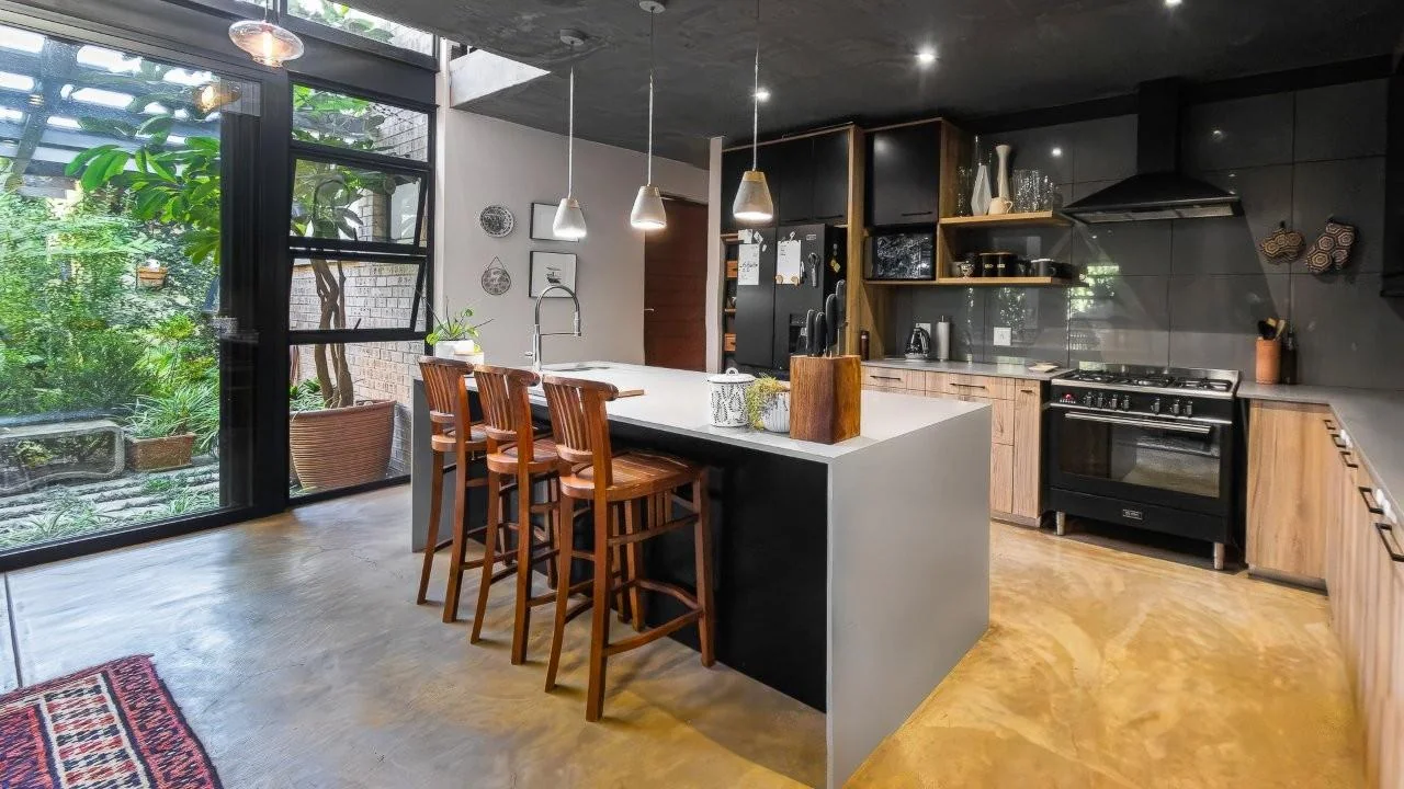 A STRIKING INDUSTRIAL-MODERN HOME IN  A PRIME MIDSTREAM RIDGE LOCATION, MOMENTS FROM AN  ACCESS GATE