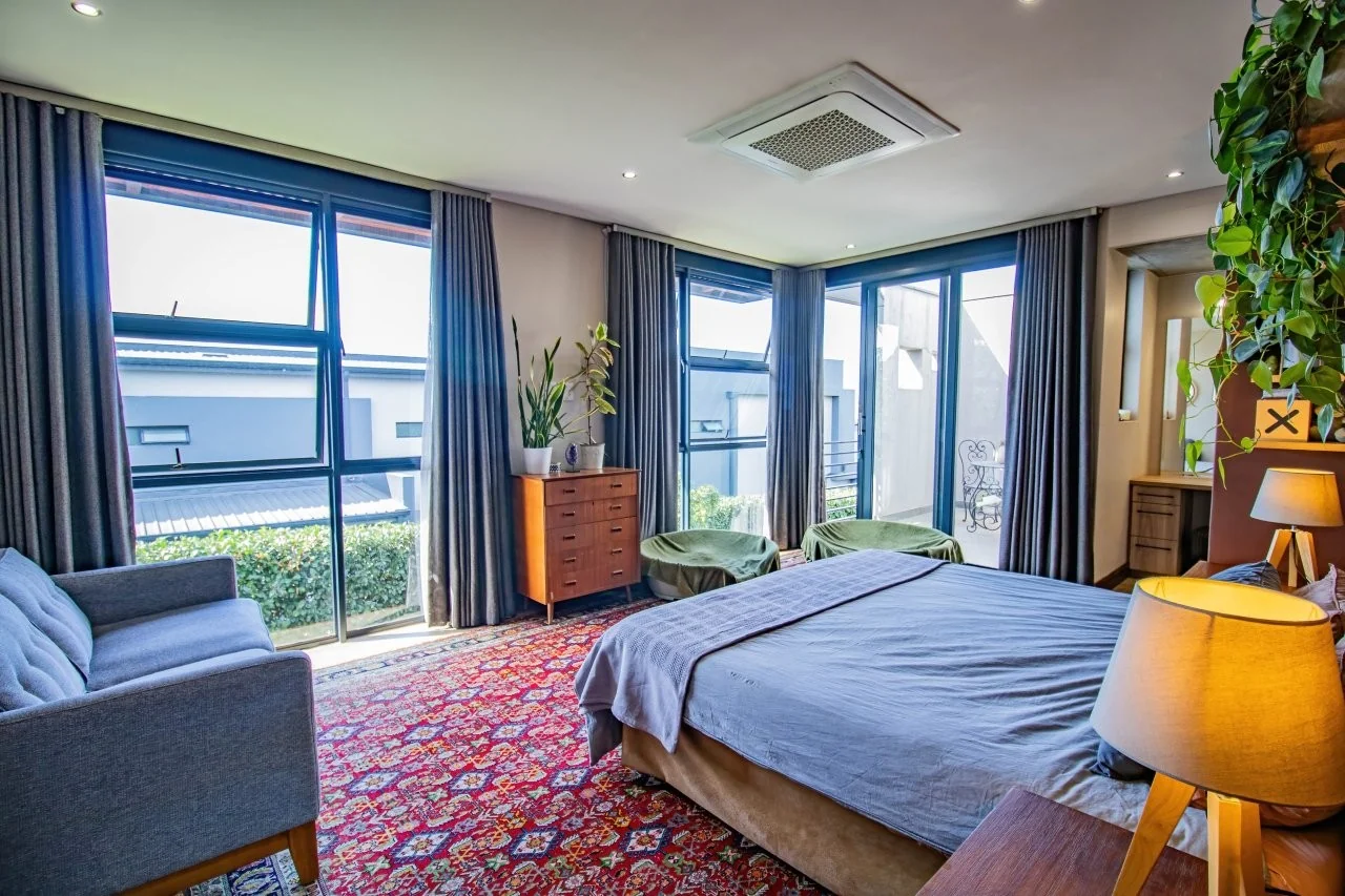 A STRIKING INDUSTRIAL-MODERN HOME IN  A PRIME MIDSTREAM RIDGE LOCATION, MOMENTS FROM AN  ACCESS GATE