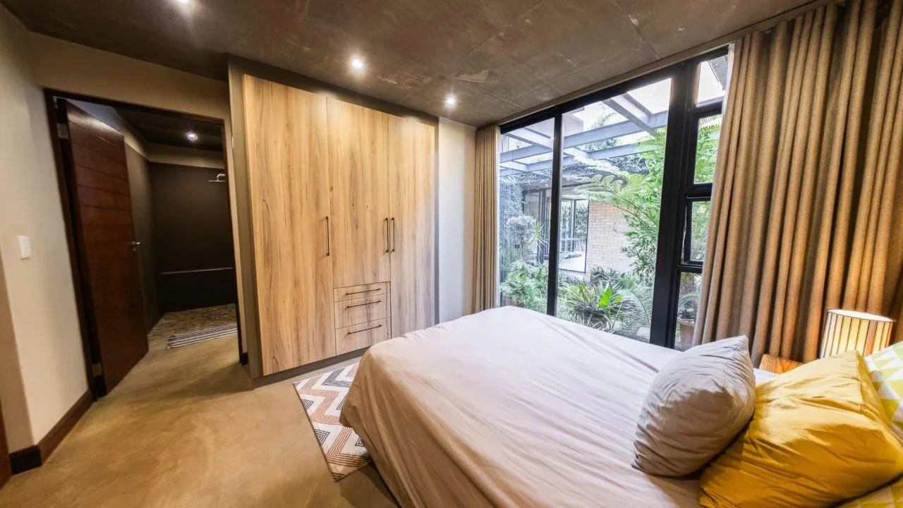 A STRIKING INDUSTRIAL-MODERN HOME IN  A PRIME MIDSTREAM RIDGE LOCATION, MOMENTS FROM AN  ACCESS GATE