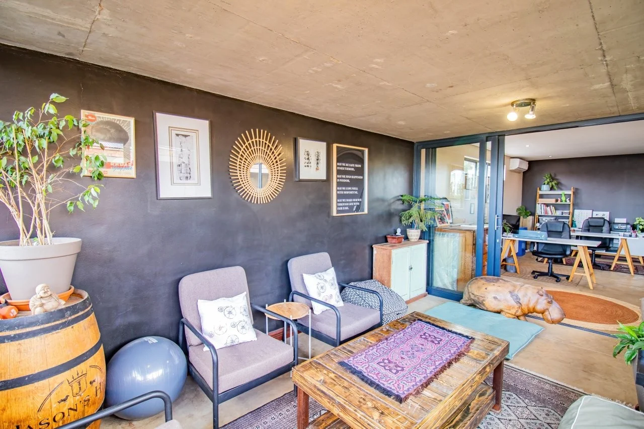 A STRIKING INDUSTRIAL-MODERN HOME IN  A PRIME MIDSTREAM RIDGE LOCATION, MOMENTS FROM AN  ACCESS GATE