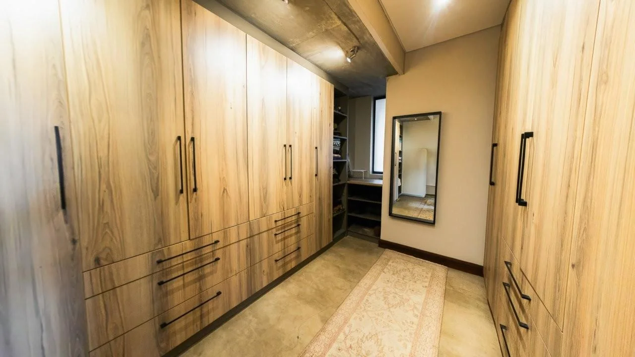 A STRIKING INDUSTRIAL-MODERN HOME IN  A PRIME MIDSTREAM RIDGE LOCATION, MOMENTS FROM AN  ACCESS GATE