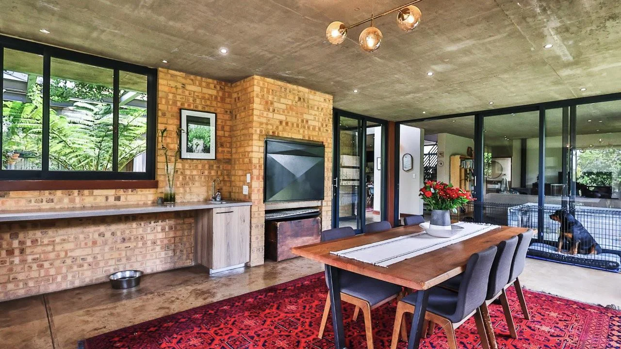 A STRIKING INDUSTRIAL-MODERN HOME WITH A PRIME MIDSTREAM RIDGE LOCATION, MOMENTS FROM AN  ACCESS GATE