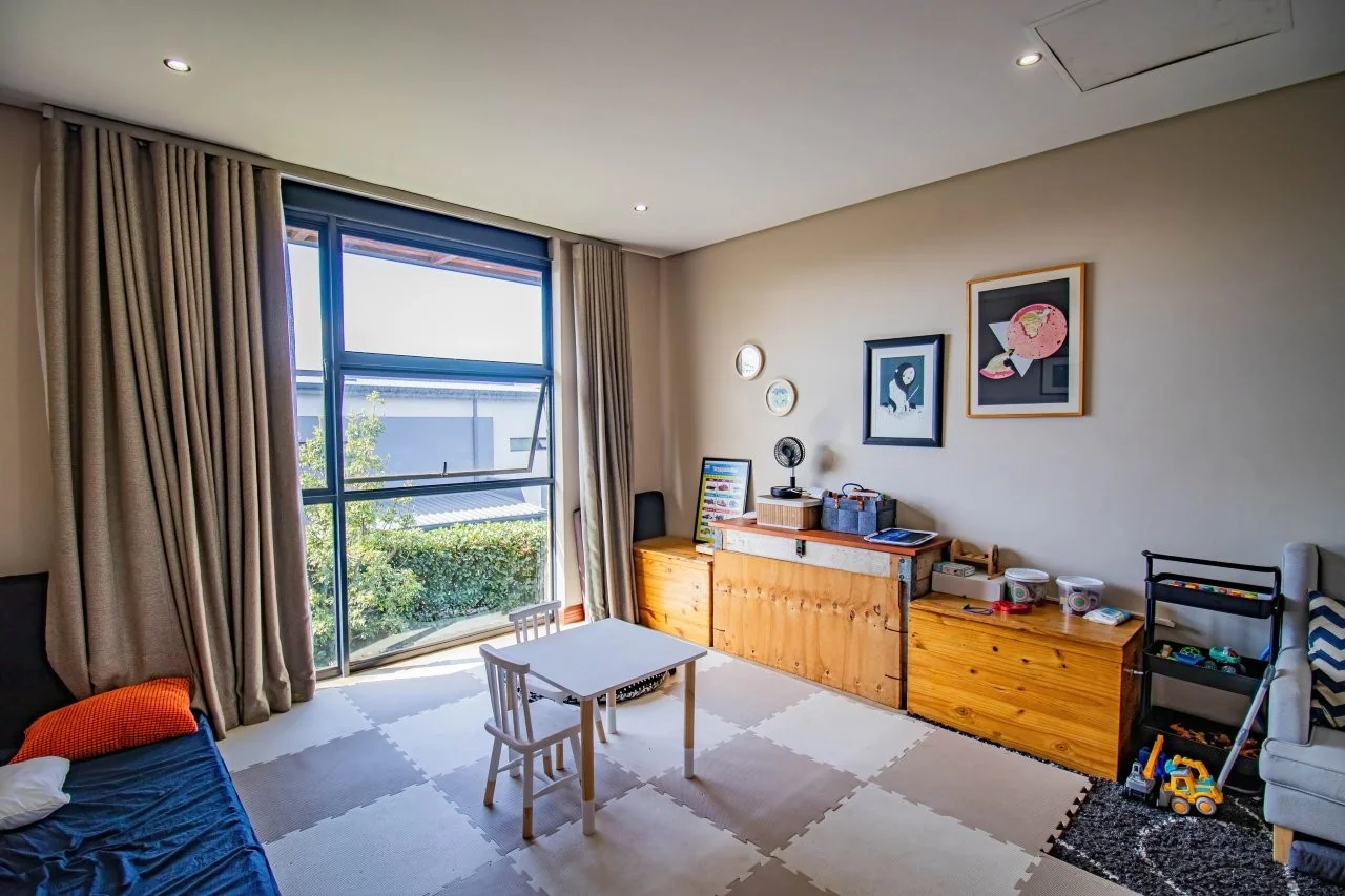 A STRIKING INDUSTRIAL-MODERN HOME IN  A PRIME MIDSTREAM RIDGE LOCATION, MOMENTS FROM AN  ACCESS GATE