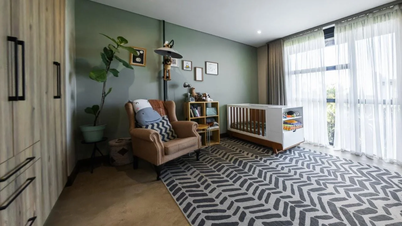 A STRIKING INDUSTRIAL-MODERN HOME IN  A PRIME MIDSTREAM RIDGE LOCATION, MOMENTS FROM AN  ACCESS GATE