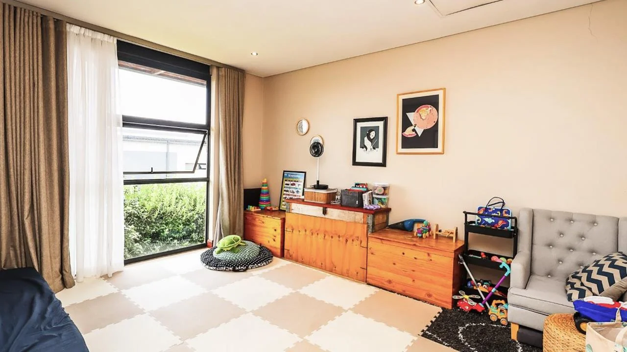 A STRIKING INDUSTRIAL-MODERN HOME WITH A PRIME MIDSTREAM RIDGE LOCATION, MOMENTS FROM AN  ACCESS GATE