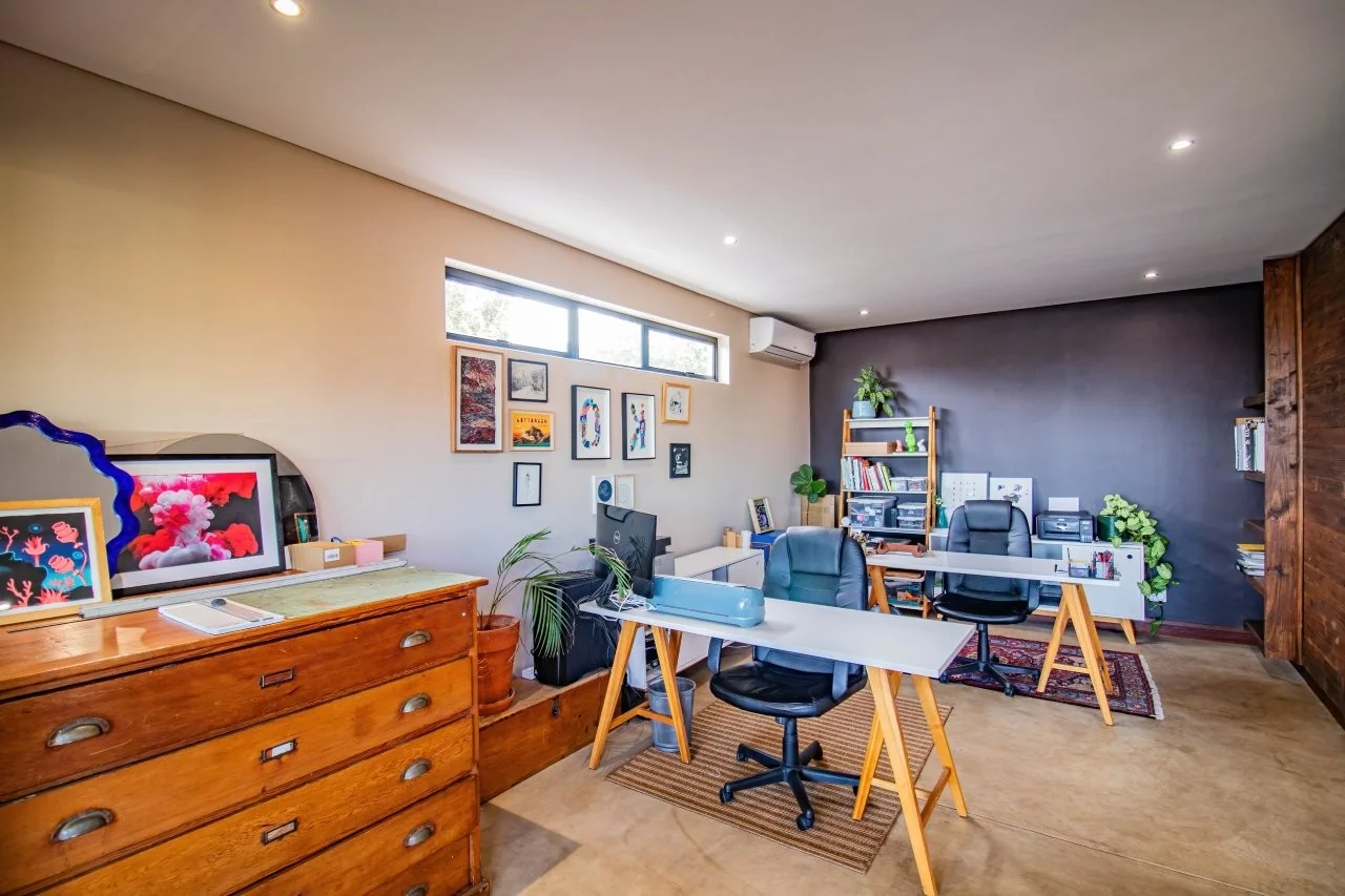 A STRIKING INDUSTRIAL-MODERN HOME IN  A PRIME MIDSTREAM RIDGE LOCATION, MOMENTS FROM AN  ACCESS GATE