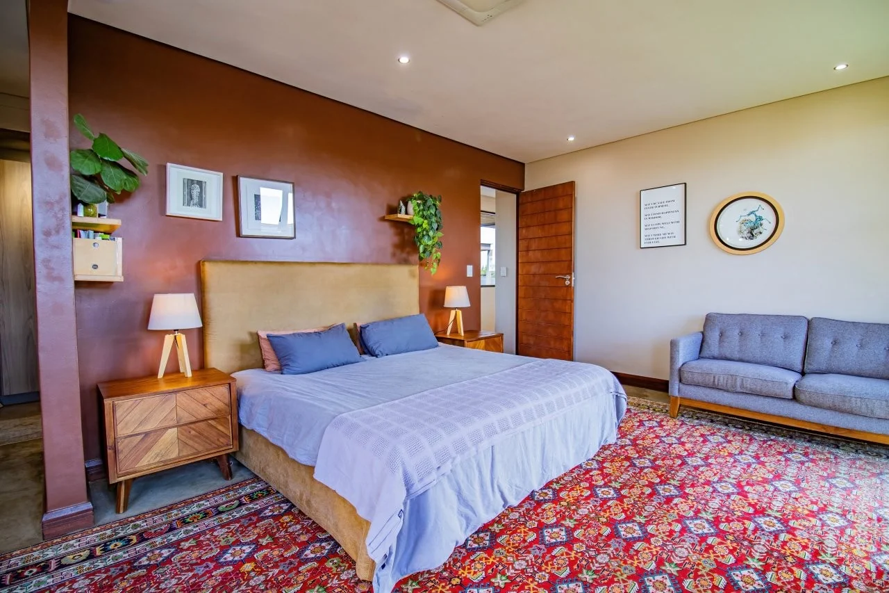 A STRIKING INDUSTRIAL-MODERN HOME IN  A PRIME MIDSTREAM RIDGE LOCATION, MOMENTS FROM AN  ACCESS GATE