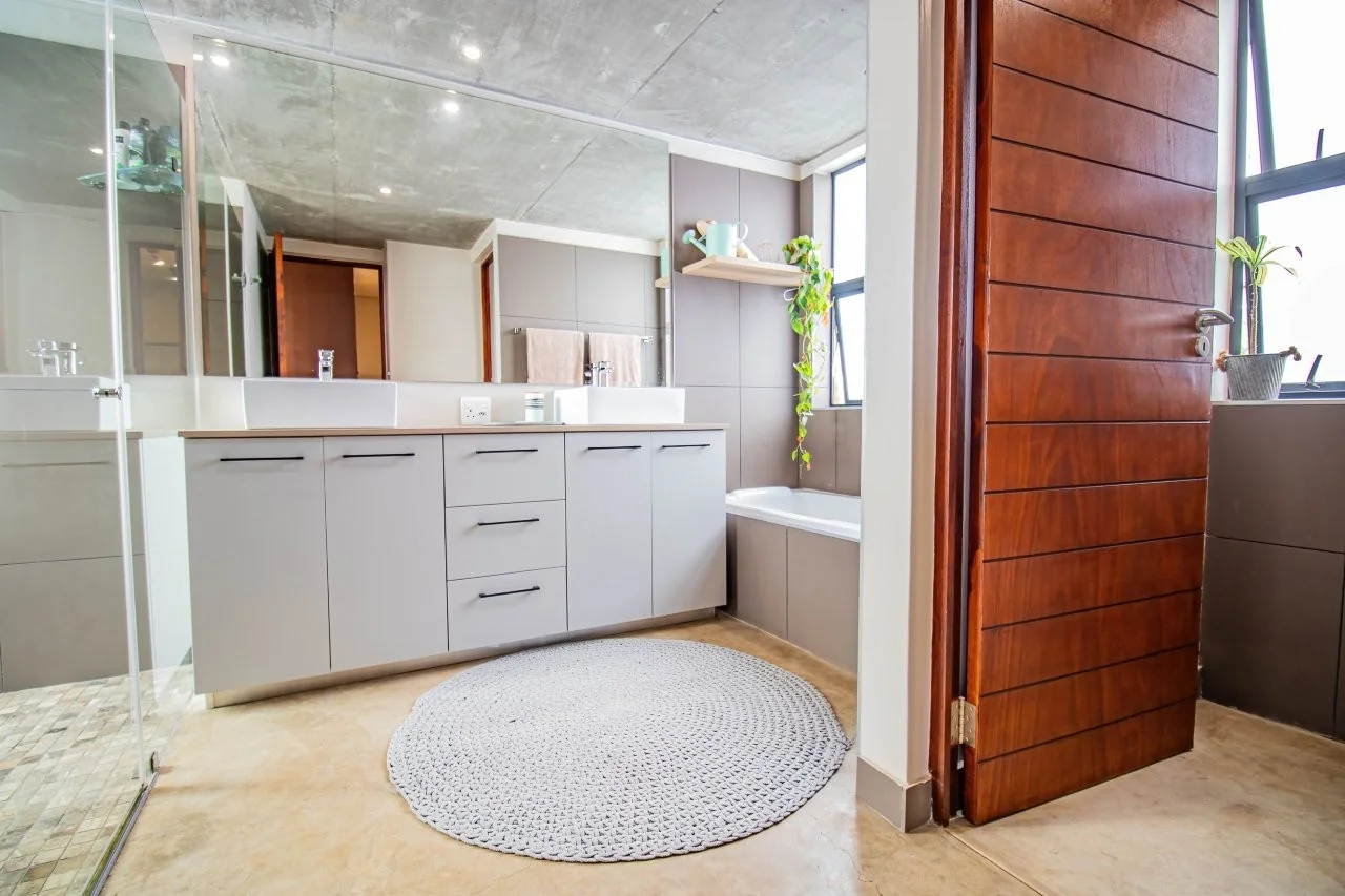 A STRIKING INDUSTRIAL-MODERN HOME IN  A PRIME MIDSTREAM RIDGE LOCATION, MOMENTS FROM AN  ACCESS GATE