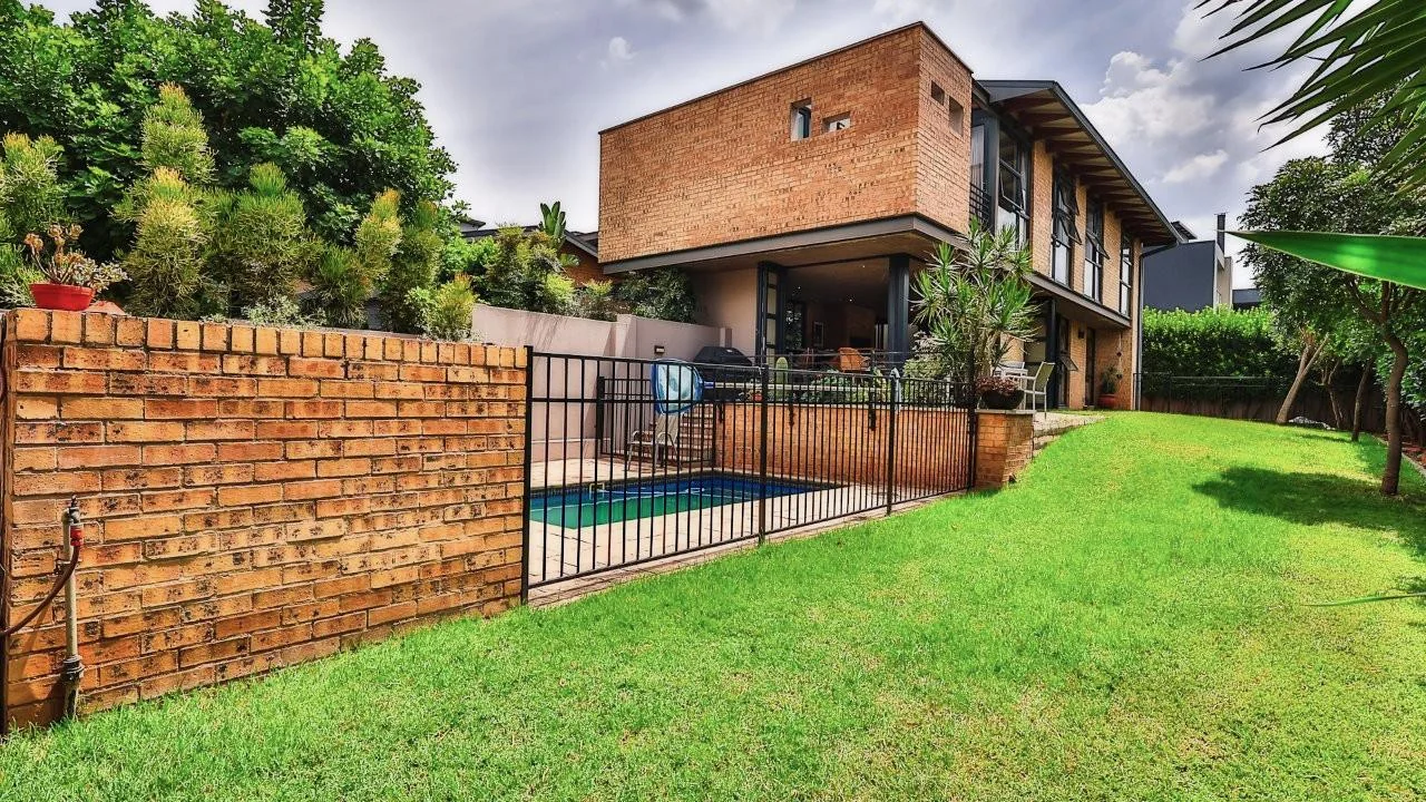 A STRIKING INDUSTRIAL-MODERN HOME WITH A PRIME MIDSTREAM RIDGE LOCATION, MOMENTS FROM AN  ACCESS GATE