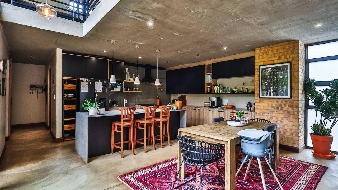 A STRIKING INDUSTRIAL-MODERN HOME WITH A PRIME MIDSTREAM RIDGE LOCATION, MOMENTS FROM AN  ACCESS GATE