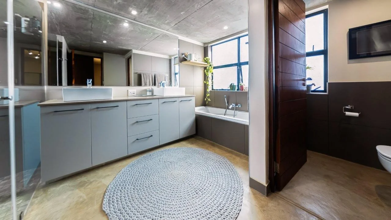 A STRIKING INDUSTRIAL-MODERN HOME IN  A PRIME MIDSTREAM RIDGE LOCATION, MOMENTS FROM AN  ACCESS GATE