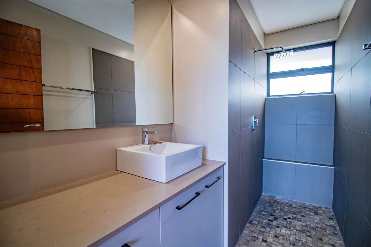 A STRIKING INDUSTRIAL-MODERN HOME IN  A PRIME MIDSTREAM RIDGE LOCATION, MOMENTS FROM AN  ACCESS GATE