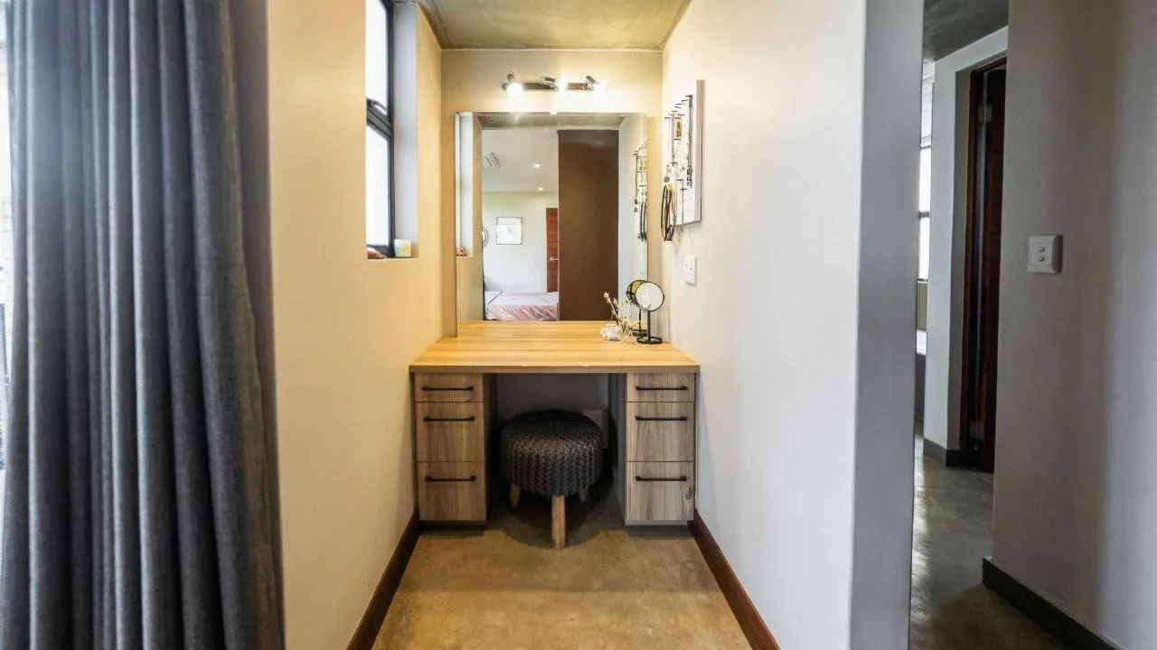 A STRIKING INDUSTRIAL-MODERN HOME IN  A PRIME MIDSTREAM RIDGE LOCATION, MOMENTS FROM AN  ACCESS GATE