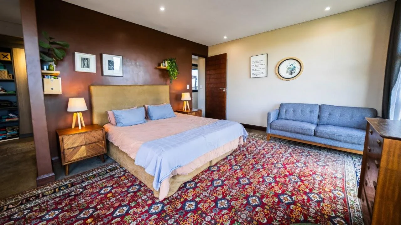 A STRIKING INDUSTRIAL-MODERN HOME IN  A PRIME MIDSTREAM RIDGE LOCATION, MOMENTS FROM AN  ACCESS GATE