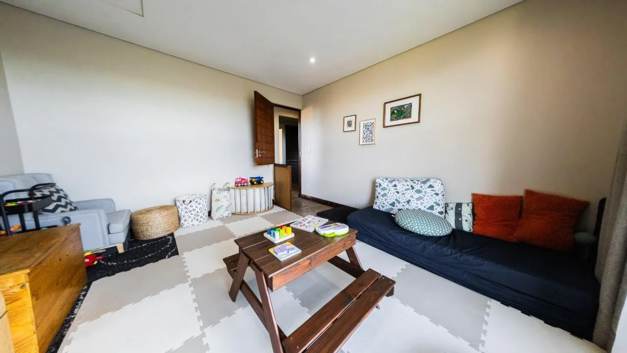 A STRIKING INDUSTRIAL-MODERN HOME IN  A PRIME MIDSTREAM RIDGE LOCATION, MOMENTS FROM AN  ACCESS GATE